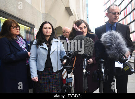 Die Familie von Charlotte Braun, (nach rechts) Mutter Roz Wickens, Schwestern Vicky und Katie Brown und Vater Graham Brown links, außerhalb des Old Bailey, London nach dem Aussehen der Schnellboot killer Jack Shepherd, die Rückkehr in das Vereinigte Königreich wurde nach 10 Monaten auf der Flucht. Stockfoto