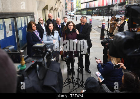 Die Familie von Charlotte Braun, (nach rechts) Mutter Roz Wickens, Schwestern Vicky und Katie Brown und Vater Graham Brown links, außerhalb des Old Bailey, London nach dem Aussehen der Schnellboot killer Jack Shepherd, die Rückkehr in das Vereinigte Königreich wurde nach 10 Monaten auf der Flucht. Stockfoto