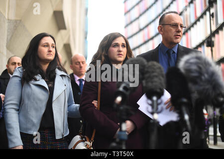 Die Familie von Charlotte Braun, (von links nach rechts) Schwestern Vicky und Katie Brown und Vater Graham Brown, sprechen außerhalb des Old Bailey, London nach dem Aussehen der Schnellboot killer Jack Shepherd, die Rückkehr in das Vereinigte Königreich wurde nach 10 Monaten auf der Flucht. Stockfoto