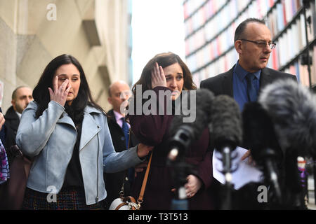 Die Familie von Charlotte Braun, (von links nach rechts) Schwestern Vicky und Katie Brown und Vater Graham Brown, sprechen außerhalb des Old Bailey, London nach dem Aussehen der Schnellboot killer Jack Shepherd, die Rückkehr in das Vereinigte Königreich wurde nach 10 Monaten auf der Flucht. Stockfoto