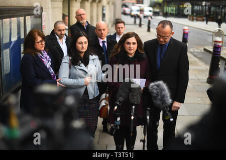 Die Familie von Charlotte Braun, (nach rechts) Mutter Roz Wickens, Schwestern Vicky und Katie Brown und Vater Graham Brown links, außerhalb des Old Bailey, London nach dem Aussehen der Schnellboot killer Jack Shepherd, die Rückkehr in das Vereinigte Königreich wurde nach 10 Monaten auf der Flucht. Stockfoto