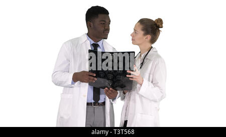 Ernsthafte nette Frau Doktor und afro-amerikanische Arzt Studie Gehirn x-ray auf weißem Hintergrund. Stockfoto