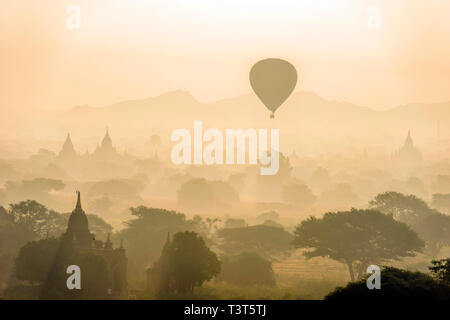 Luftaufnahme des Heißluftballons über Türme fliegen Stockfoto