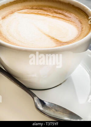 Cappuccino oder Latte Kaffee kunst Schale mit Herzförmigen Stockfoto