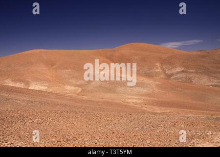 Radspuren in rot Einöde Landschaft in der Mitte von Nirgendwo der Atacama-wüste, Chile Stockfoto