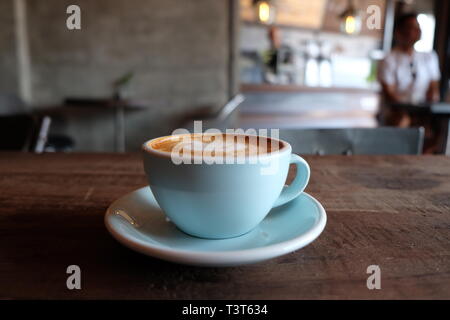 Tasse Kaffee am Tisch im Cafe - Vintage Style Effekt Bild Stockfoto