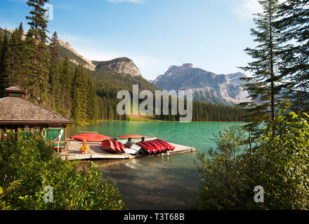 Kanus auf hölzerne Dock im ländlichen See Stockfoto