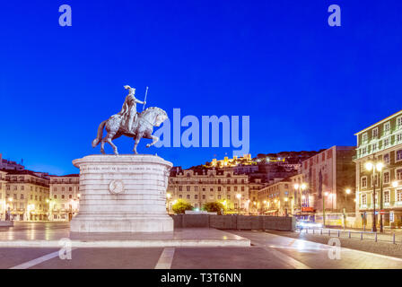 Quadrat der Feigenbaum bei Nacht beleuchtet, Lissabon, Lissabon, Portugal Stockfoto