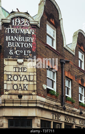 London, Großbritannien - 22 Juli, 2018: Der Royal Oak Pub auf Columbia Road, London, UK Stockfoto