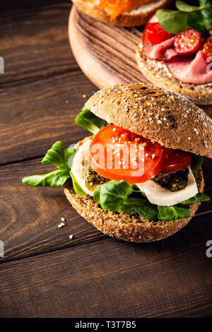 Italienische Caprese Sandwiches mit frischen Tomaten, Mozzarella Käse Stockfoto