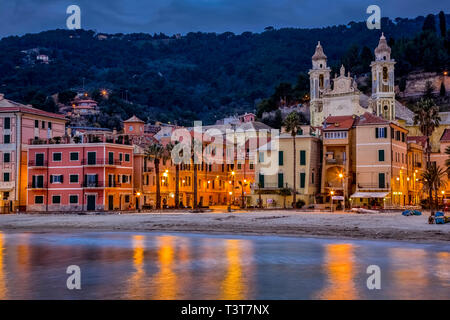 Laigueglia ist ein kleines Dorf am Meer, an der Küste des Ligurischen Riviera in der Provinz von Savona entfernt, es gilt als eines der schönsten Dörfer in Ligurien. Stockfoto