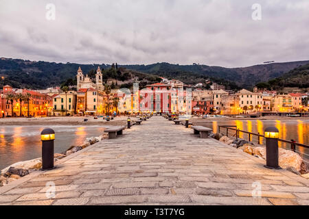 Laigueglia ist ein kleines Dorf am Meer, an der Küste des Ligurischen Riviera in der Provinz von Savona entfernt, es gilt als eines der schönsten Dörfer in Ligurien. Stockfoto