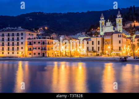 Laigueglia ist ein kleines Dorf am Meer, an der Küste des Ligurischen Riviera in der Provinz von Savona entfernt, es gilt als eines der schönsten Dörfer in Ligurien. Stockfoto