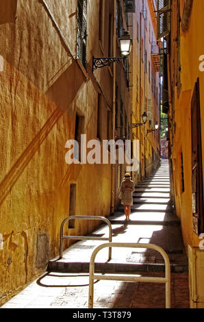 Nizza (Frankreich): Gebäude mit bunten Fassaden in einer Gasse in der Altstadt von Nizza Stockfoto