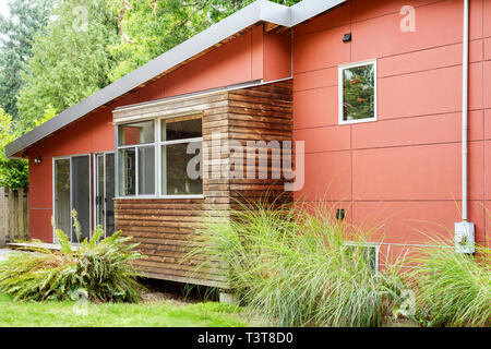 Hinterhof und äußere Details des modernen Hauses Stockfoto