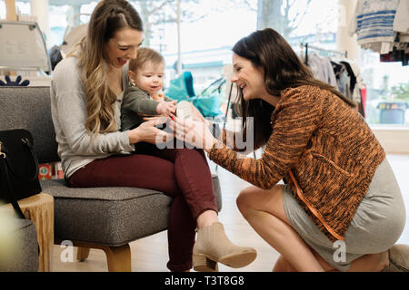 Kaukasischen Frauen und jungen Einkaufen im Schuhgeschäft Stockfoto