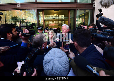 Der Staatsminister für Europa und Amerika Alan Duncan und ecuadorianischen Botschafter Jaime Marchan auf einer Pressekonferenz in Victoria Gardens, Westminster, nachdem WikiLeaks Gründer Julian Assange von Offizieren aus der Metropolitan Polizei verhaftet und in Gewahrsam genommen folgenden Rückzug der ecuadorianischen Regierung von Asyl. Stockfoto