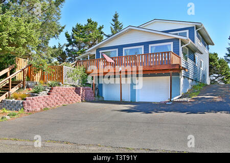 Garage und Deck Vorstadthaus Stockfoto