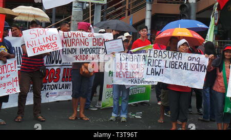 Manila, Philippinen. 09 Apr, 2019. Landwirte und verschiedene militante Gruppen Mendiola in Manila auf ihre angebliche Anklage und Plädoyer sammelte, um töten Landwirte in Insel Negros. Credit: Sherbien Dacalanio/Pacific Press/Alamy leben Nachrichten Stockfoto