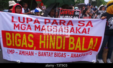 Manila, Philippinen. 09 Apr, 2019. Landwirte und verschiedene militante Gruppen inszenierten einen Protest an Mendiola in Manila auf ihre angebliche Anklage und Vorwand zu töten Landwirte in Insel Negros. Credit: Sherbien Dacalanio/Pacific Press/Alamy leben Nachrichten Stockfoto