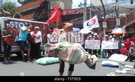 Manila, Philippinen. 09 Apr, 2019. Landwirte und verschiedene militante Gruppen inszenierten einen Protest an Mendiola in Manila auf ihre angebliche Anklage und Vorwand zu töten Landwirte in Insel Negros. Credit: Sherbien Dacalanio/Pacific Press/Alamy leben Nachrichten Stockfoto