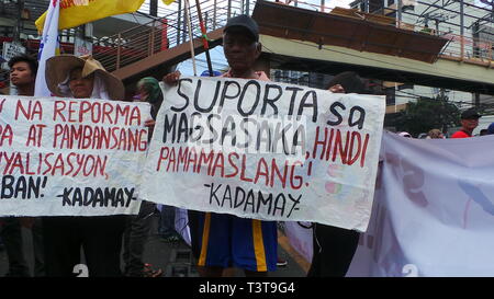 Manila, Philippinen. 09 Apr, 2019. Landwirte und verschiedene militante Gruppen Mendiola in Manila auf ihre angebliche Anklage und Plädoyer sammelte, um töten Landwirte in Insel Negros. Credit: Sherbien Dacalanio/Pacific Press/Alamy leben Nachrichten Stockfoto