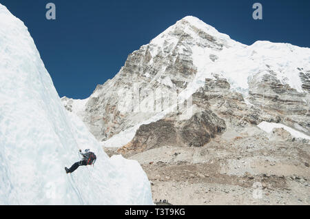 Kletterer mit Seil am Berg, Everest, Khumbu, Nepal Stockfoto