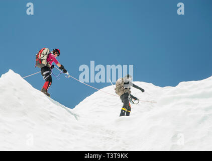 Frauen wandern auf verschneiten Berg, Everest, Khumbu, Nepal Stockfoto