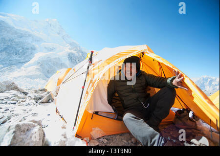 Mann in base camp Zelt, Everest, Khumbu Gletscher sitzend, Nepal Stockfoto