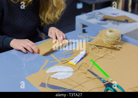 Professionelle Frau Dekorateur arbeiten mit Kraftpapier Stockfoto