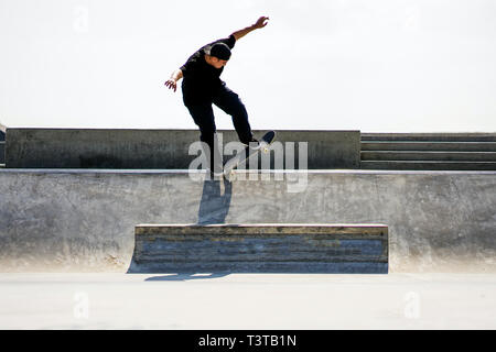 Kaukasischen Mann reitet Skateboard Skate Park Stockfoto