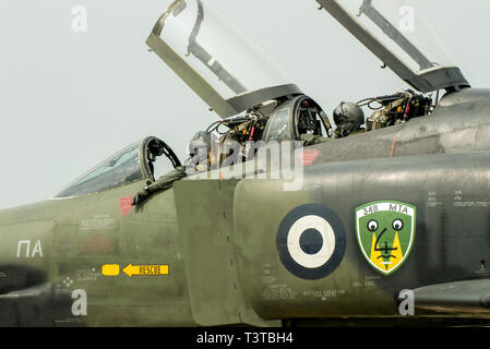 Hellenic Air Force McDonnell Douglas RF-4 Phantom II Foto-Aufklärungs- Flugzeug mit spezieller Lackierung. 348 MTA Squadron. Crew im Cockpit Stockfoto