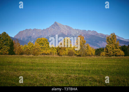 Hohe Tatra, Slowakei. 13. Oktober, 2018. Sicht von 'Kriváň' Peak von den Wiesen in der Nähe von pribilina Dorf, Hohe Tatra, Slowakei. Stockfoto