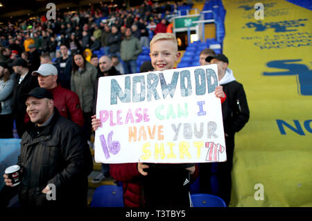 Eine junge Sheffield United Fan hält ein Zeichen fragen Oliver Norwood für sein Hemd vor der Sky Bet Championship Match in St. Andrew's Billion Trophäe Stadion, Birmingham. Stockfoto