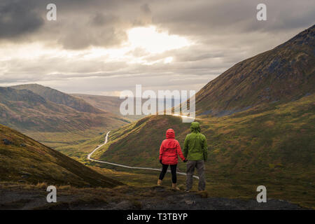 Asiatische Wanderer halten sich an den Händen bewundernden Blick auf Tal Stockfoto