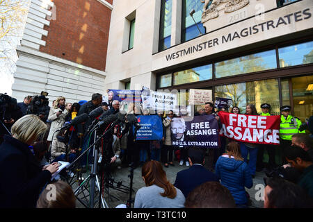Anhänger außerhalb Amtsgericht Westminster in London, nach WikiLeaks Gründer Julian Assange von Offizieren aus der Metropolitan Polizei verhaftet und in Gewahrsam genommen folgenden Rückzug der ecuadorianischen Regierung von Asyl. Stockfoto