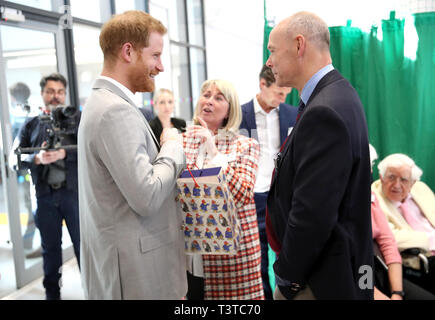 Der Herzog von Sussex Aktien ein Witz mit Sir Clive Woodward (rechts) und seine Frau Lady Jayne Woodward, wie Sie die offizielle Eröffnung des 'Zukunft', eine neue Jugend Zone in Bellen und Dagenham, Essex teil. Stockfoto