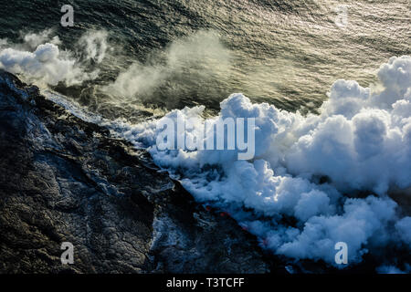 Rauch aus Lava in der Nähe von Ocean Stockfoto