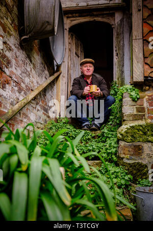 Alastair Hendy und seiner restaurierten Tudor Haus in der Altstadt von Hastings, East Sussex UK. Stockfoto