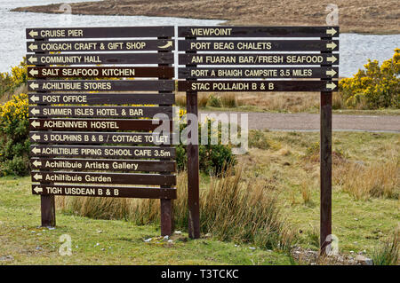 ACHILTIBUIE ROSS UND CROMARTY SCHOTTLAND HINWEISSCHILDER am Straßenrand Stockfoto