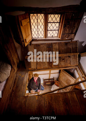 Alastair Hendy und seiner restaurierten Tudor Haus in der Altstadt von Hastings, East Sussex UK. Stockfoto