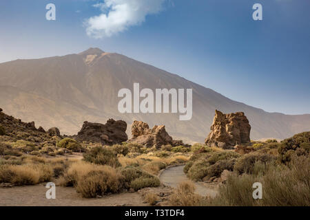 Wanderweg im Teide Nationalpark mit den Teide im Hintergrund, Teneriffa, Spanien, Europa Stockfoto