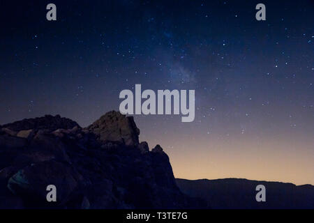 Silhouette von Felsen in den Teide Nationalpark nach Sonnenuntergang in der sternenklaren Nacht, Teneriffa, Spanien, Europa Stockfoto