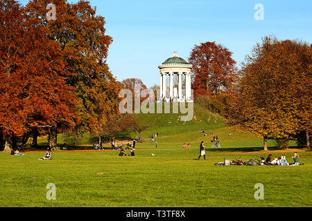 Die Menschen genießen einen schönen Herbst Tag voller Sonne im Englischen Garten in München Stockfoto