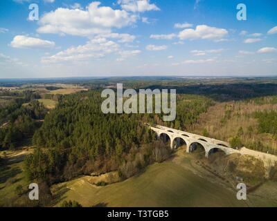 Luftbild des alten Beton Eisenbahnbrücken in Stanczyki im Frühling Saison, Masuren, Polen Stockfoto