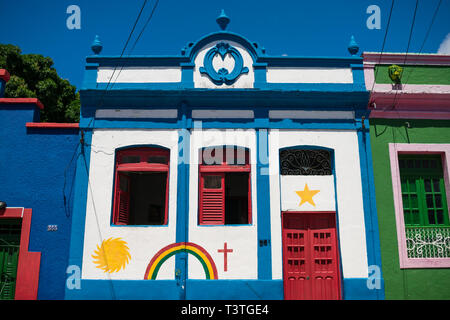 Olinda, Brasilien - ca. April 2019: Haus im Kolonialstil mit die Symbole und Farben des Pernambuco Fahne dekoriert Erhalten Stockfoto