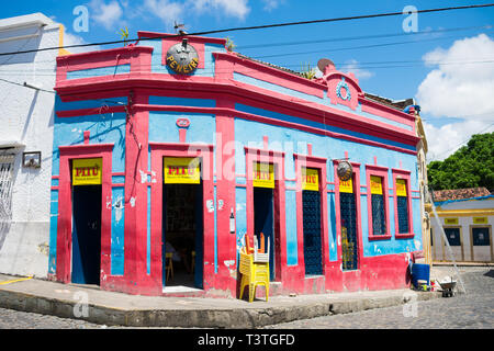 Olinda, Brasilien - ca. April 2019: Bar in einem bunten erhaltenen kolonialen Haus im historischen Zentrum von Olinda. Stockfoto