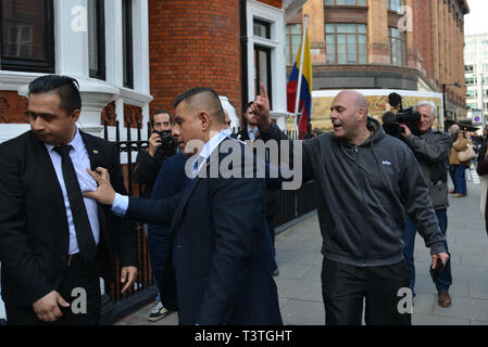 London, Knightsbridge, Botschaft von Ecuador. Patricio Mery, ein Aktivist und Journalist konfrontiert und weg von der ecuadorianischen Botschaft Beamte und Sicherheit geschoben, nur zwei Stunden nach dem WikiLeaks Gründer Julian Assange wurde aus dem Gebäude entfernt und von der britischen Polizei festgenommen. Stockfoto