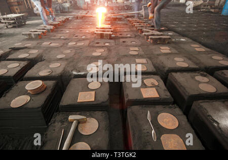 Arbeiter in einer Gießerei in den Schmelzofen Stockfoto