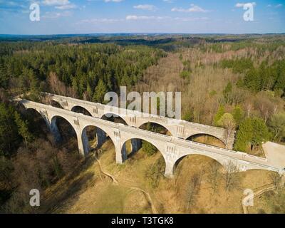 Luftbild des alten Beton Eisenbahnbrücken in Stanczyki im Frühling Saison, Masuren, Polen Stockfoto